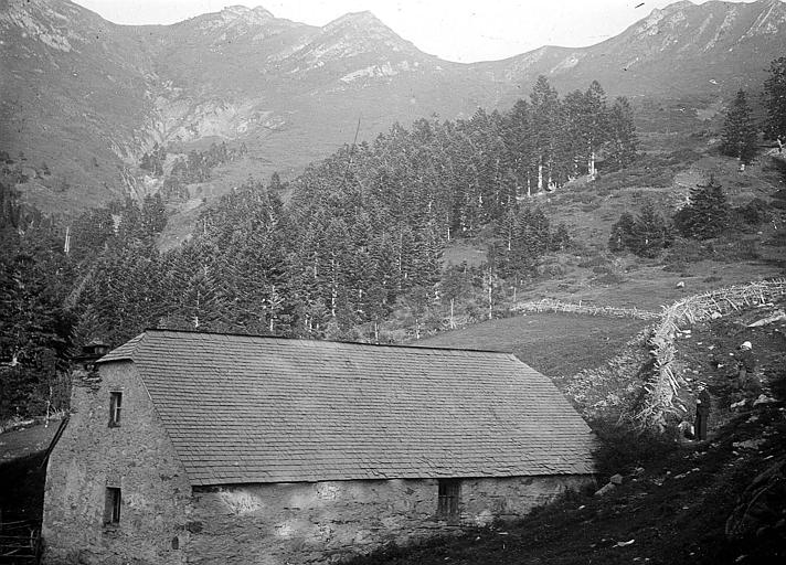 Maison isolée sur le chemin du col