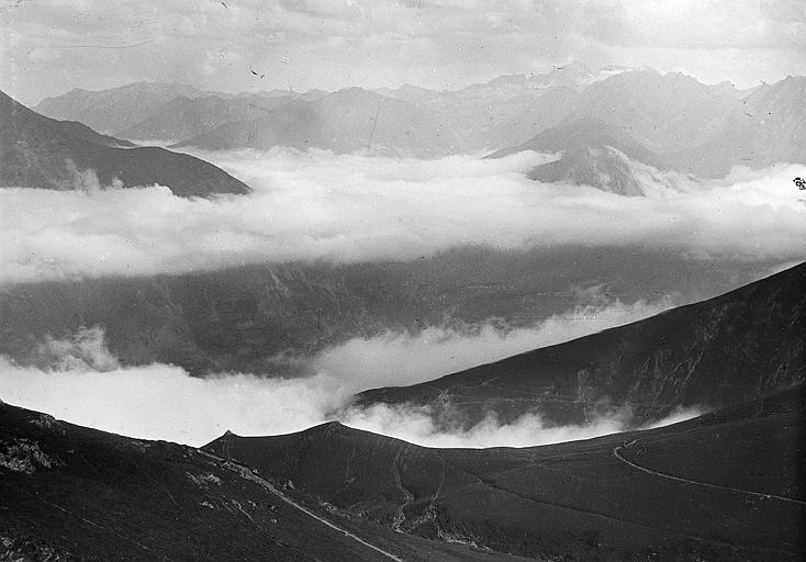 Sur le versant de Luz, les sommets environnants dans les nuages vus du col