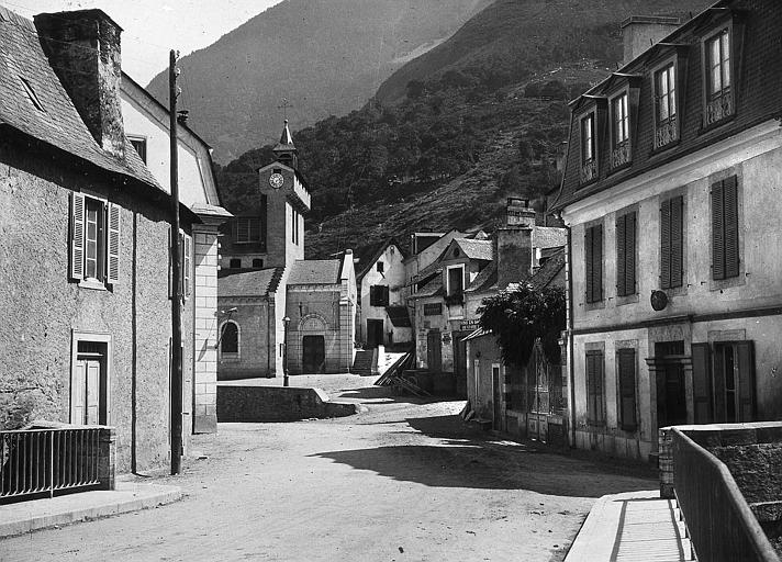 Vue partielle du clocher et du porche d'entrée