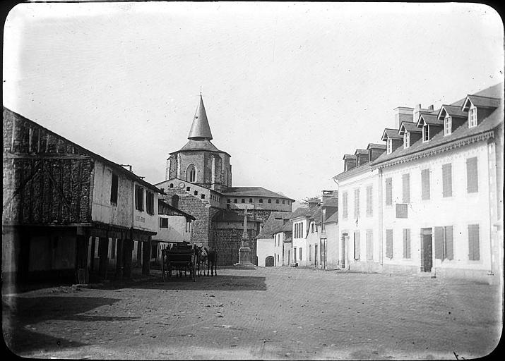 Vue d'ensemble de la façade sud et des maisons voisines, à façade en surplomb