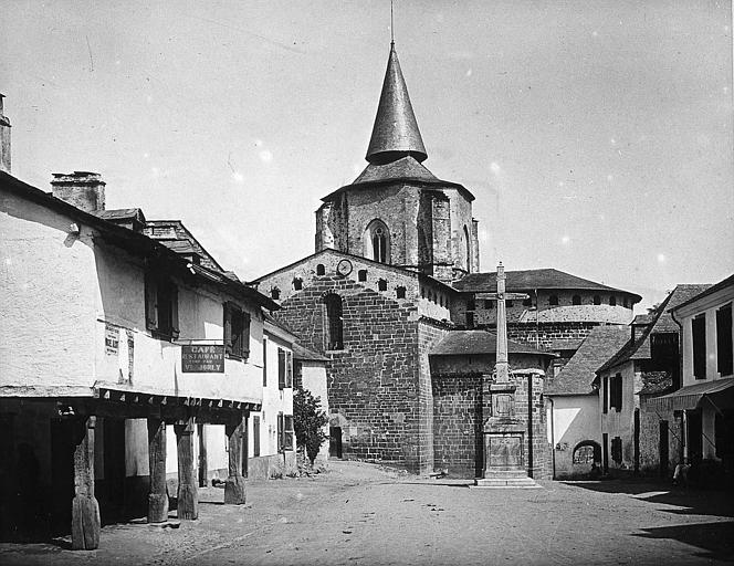 Vue d'ensemble de la façade sud et des maisons voisines, à façade en surplomb