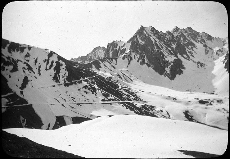 La route thermale et le pic du Tourmalet sous la neige vus des cabanes de Toue