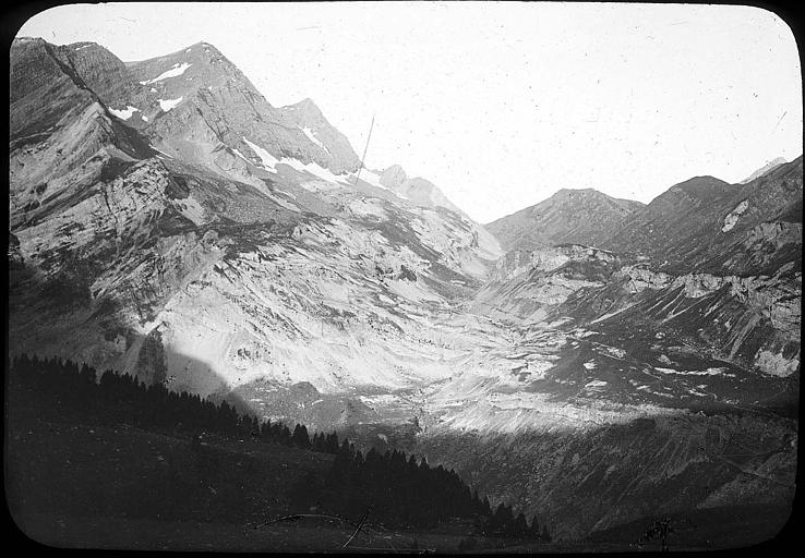 Le vallon de Pouey-Espée vu de la brèche d'Allanz ; pics du Taillon et de Gabiétou