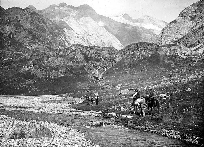 Massif du Vignemale  : cavaliers au bord du torrent