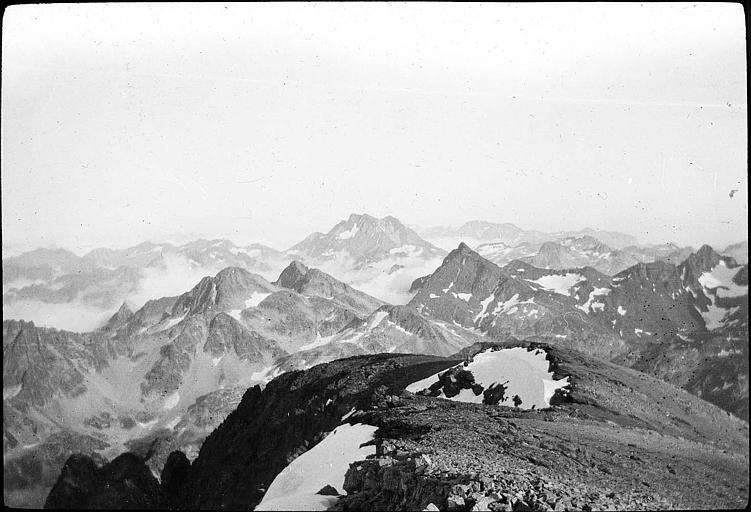 Massif du Vignemale  : le pic de Vignemale vu du Balaïtous