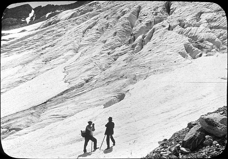 Massif du Vignemale  : deux marcheurs sur le grand glacier d'Ossoue
