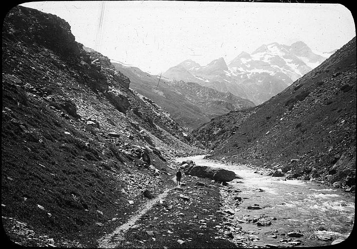 Massif du Vignemale  : dans la vallée d'Ossoue, jeune garçon sur le chemin longeant le gave