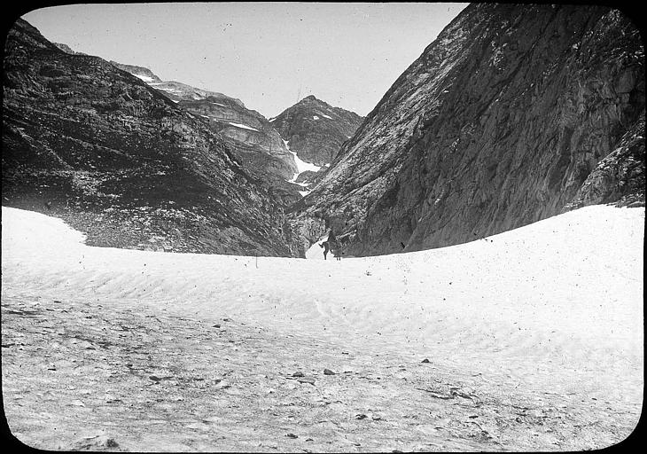 Massif du Vignemale  : cavalier sur la neige dans les Oulettes