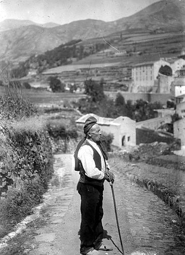 Portrait en pied d'un homme de type catalan