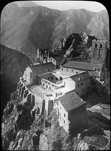 Vue plongeante de l'ensemble sud, église et cloître