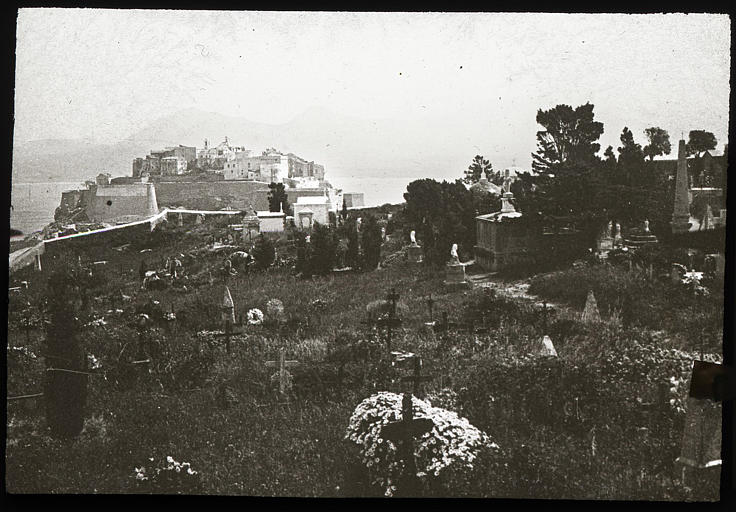 Vue d'ensemble du cimetière et de la ville haute à l'arrière plan
