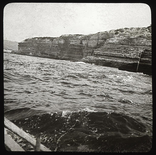 Falaise et grotte de la Dragonnade, vue prise du bateau