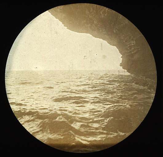 Vue prise de l'entrée de la grotte de la Dragonnade