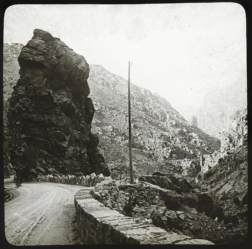 Route bordant la Scala di Santa Regina