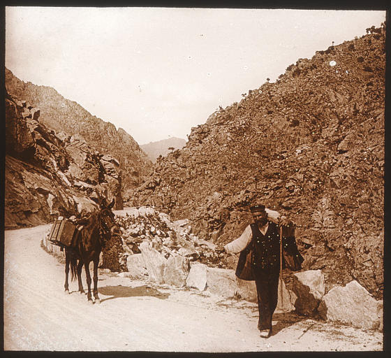 Paysan et son âne sur la route de la Scala di Santa Regina