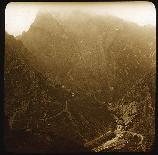 La Spelunca ; au fond, la route d'Ota