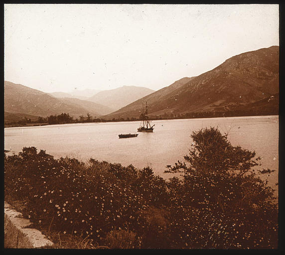 Voilier dans l'anse de Sagone