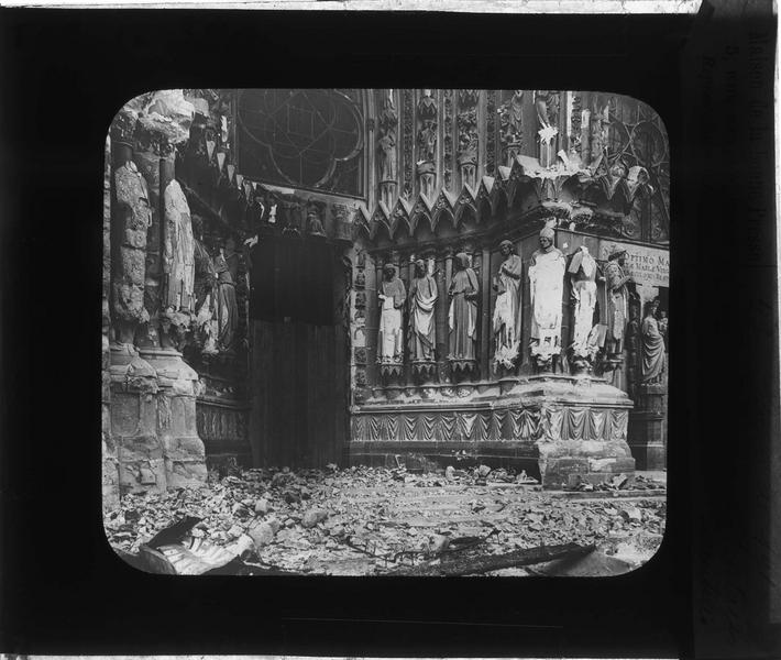 Façade ouest, portail nord en ruines (cathédrale bombardée en septembre 1914)