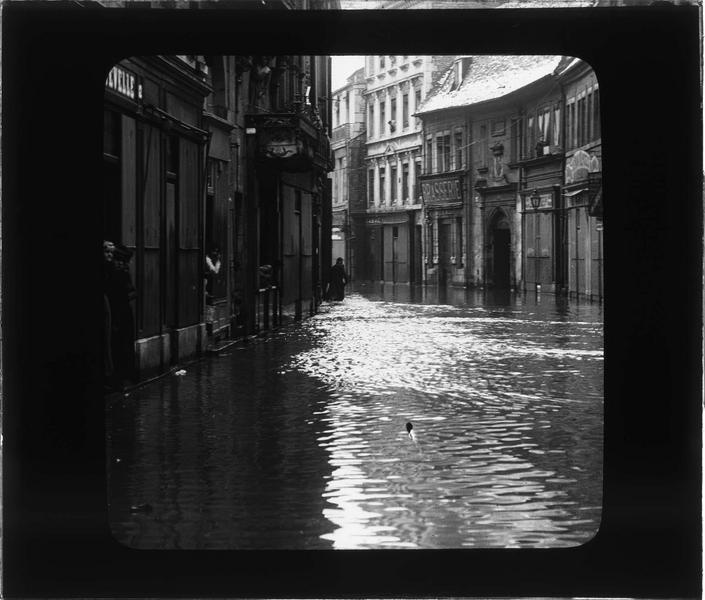 Crue du Doubs : façades sur rue inondée et habitants