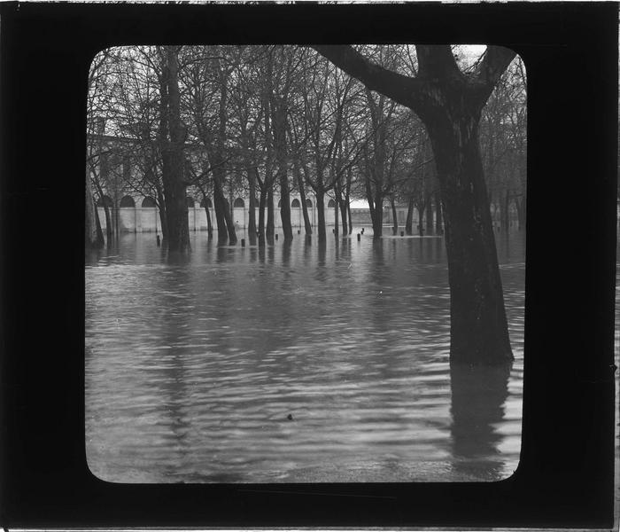 Crue du Doubs : façade sur parc inondé