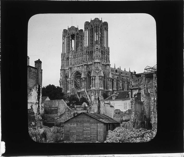 Cathédrale, côté sud-ouest, et maisons en ruines rue de Chanzy