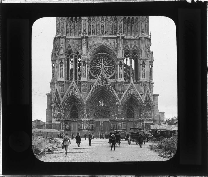 Façade ouest, partie inférieure, vue animée avec piétons et calèches