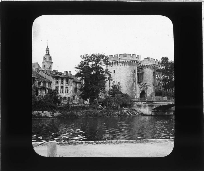 Ensemble sur la Meuse et maisons en ruines