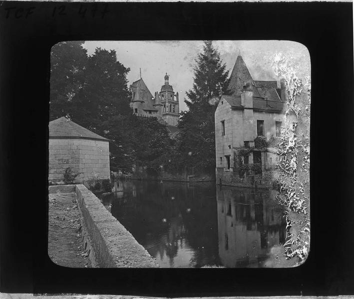 Tour clocher de l'église et vue partielle de la porte des Cordeliers depuis les bords de l'Indre