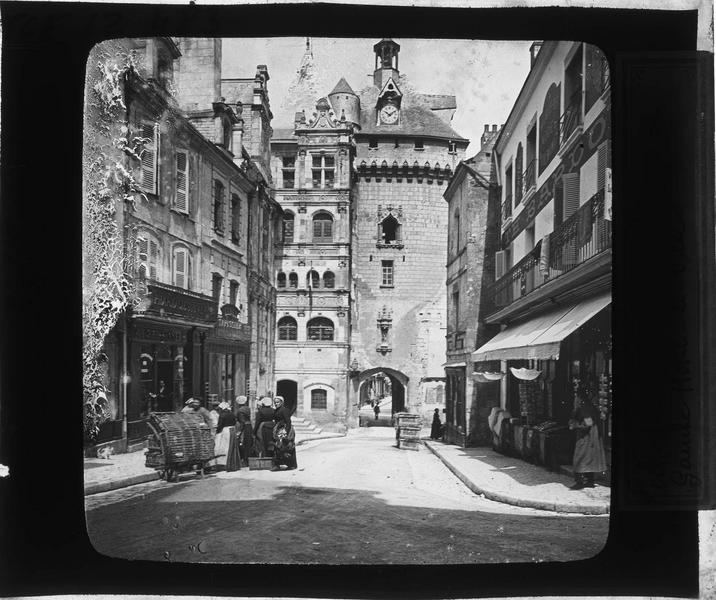 Façades intra-muros sur rue animée