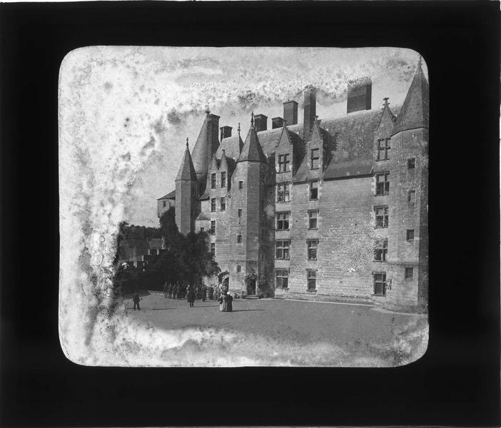 Façade sur cour intérieure animée