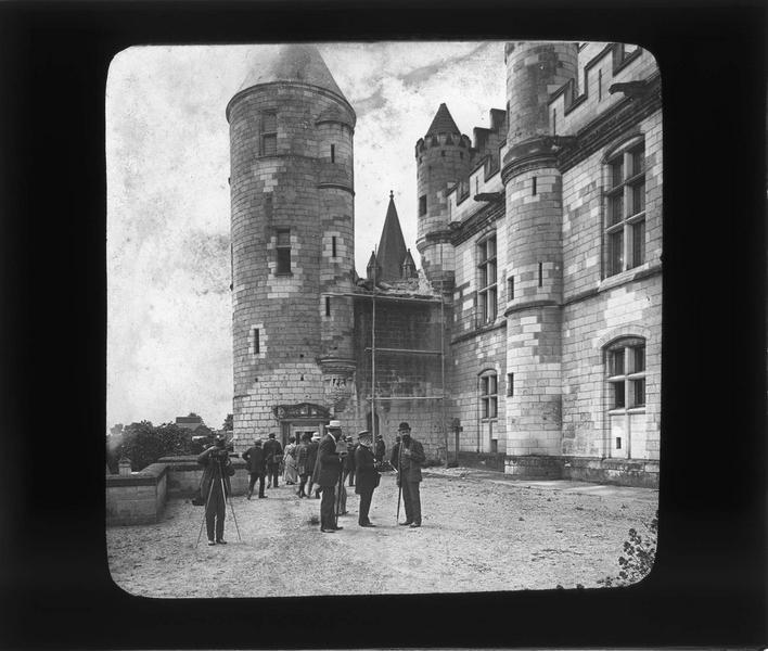 Logis royal, vue partielle de la façade est et tour Agnès Sorel avec groupe de touristes sur la terrasse dont un photographe