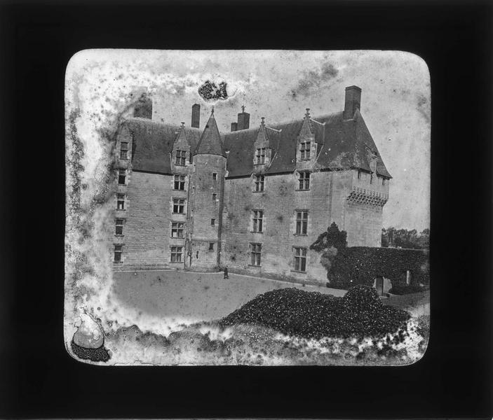 Façade sur cour, vue partielle avec tourelle d'angle