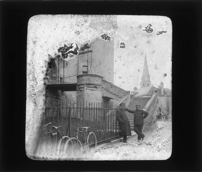 Escalier et pont-levis, vue animée avec deux hommes portant des lunettes de pilote