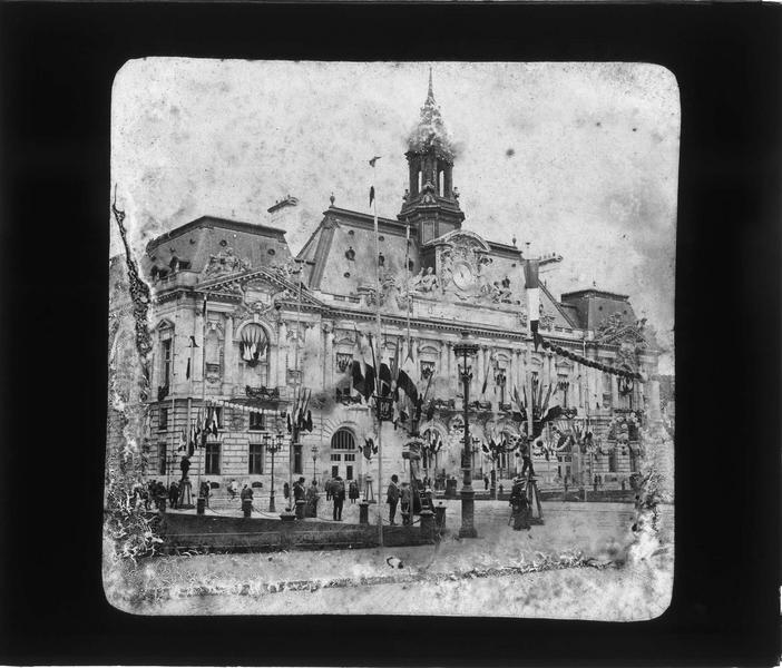 Façade sud, vue animée avec place ornée de drapeaux et guirlandes