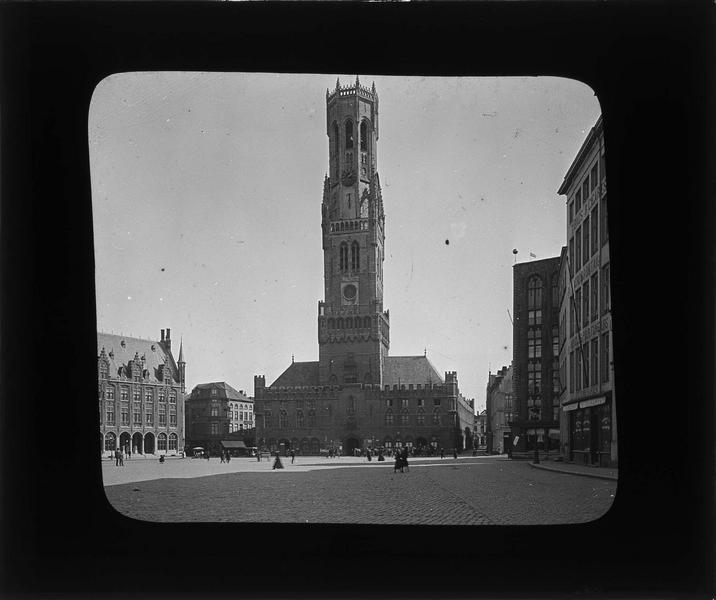 Ensemble depuis la place animée