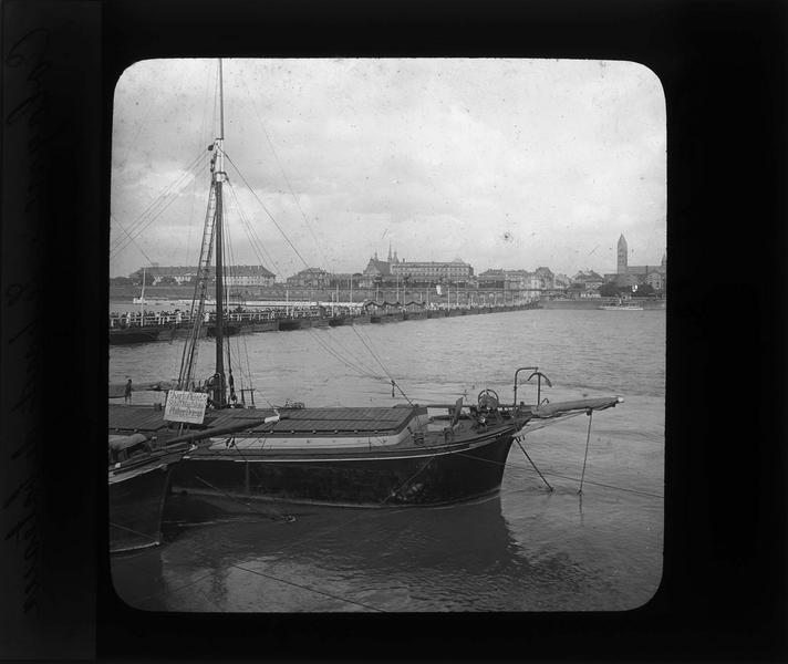 Pont et bateaux au premier plan