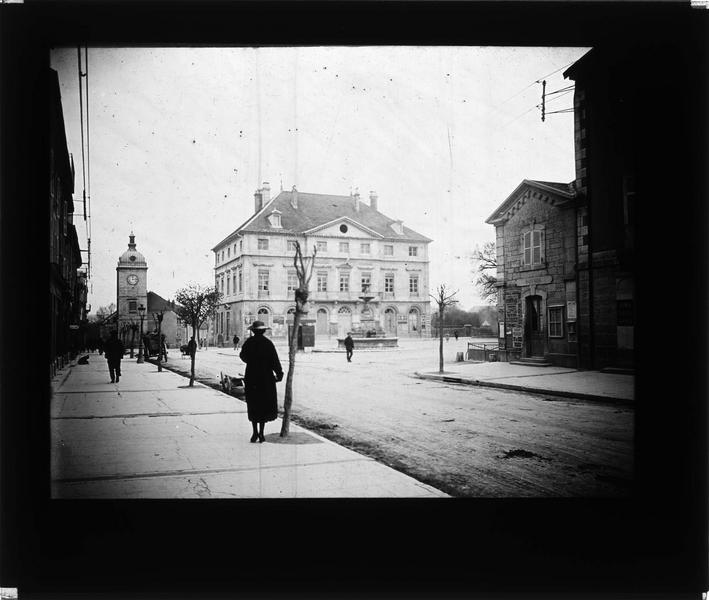 Ensemble sur rue animée et tour du château d'eau en arrière-plan