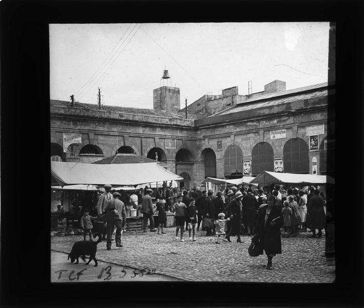 Façade sur place animée avec marché