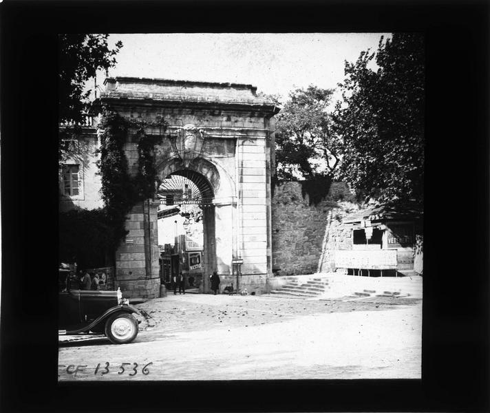 Porte monumentale côté sud, vue animée