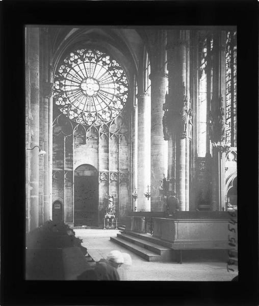 Intérieur : transept nord orné d'une rosace