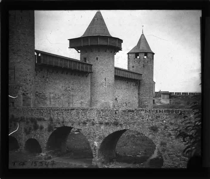 Pont, hourds, tour des Casernes et tour Major