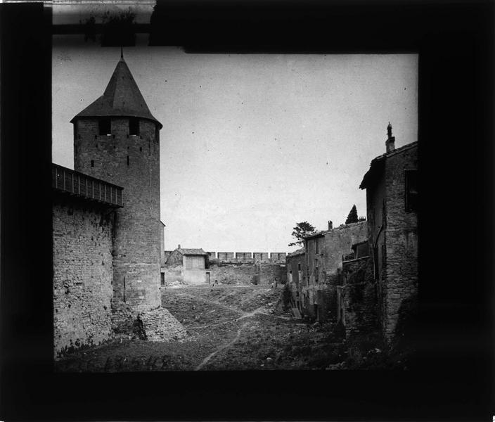 Tour Major et remparts gallo-romains en arrière-plan