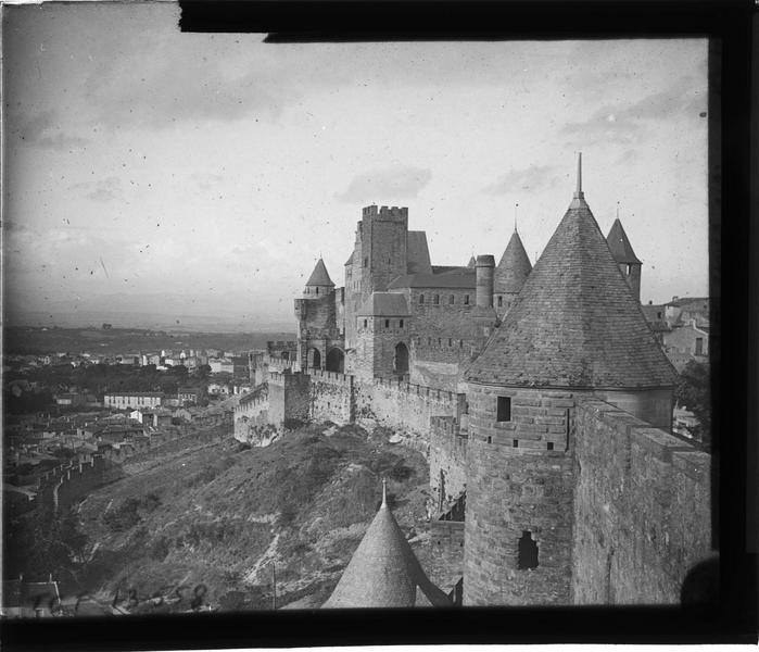 Enceinte extérieure du château et tour de l'Inquisition depuis les remparts, côté sud