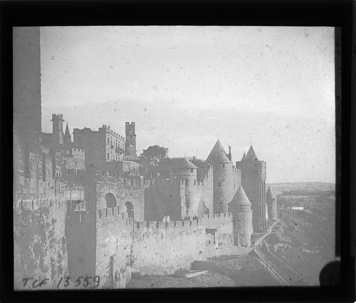 Enceinte extérieure du château depuis les remparts, côté nord