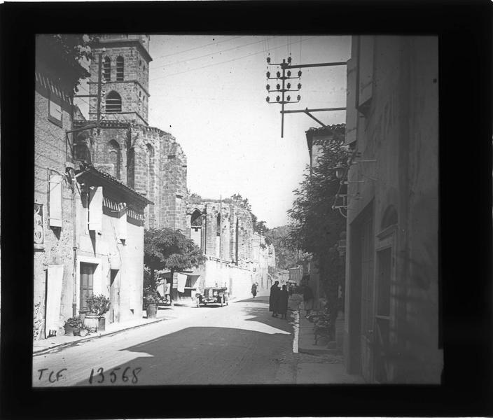 Chevet et clocher depuis la rue Nicolas-Pavillon animée