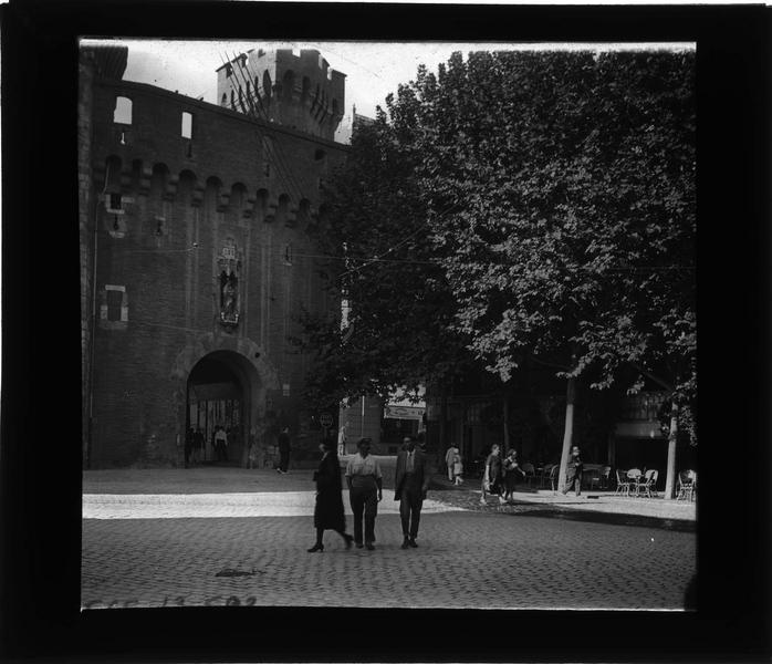 Porte Notre-Dame ou Petit-Castillet côté sud sur place animée