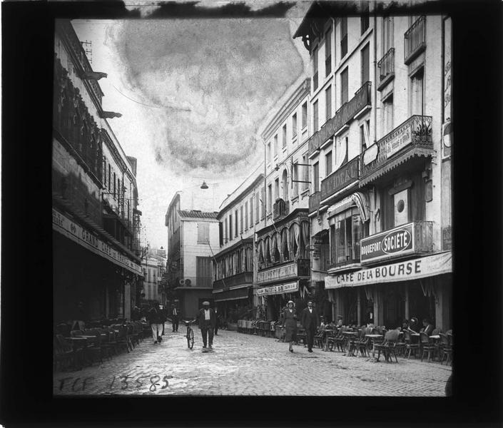 Façades et terrasses du Grand café de France (à gauche), du Café de la Bourse et du Majestic bar sur rue animée