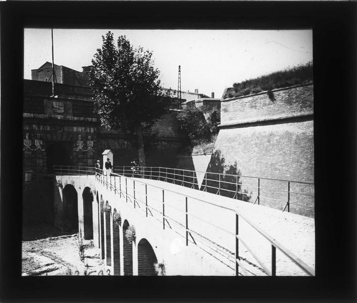 Pont et entrée de la citadelle