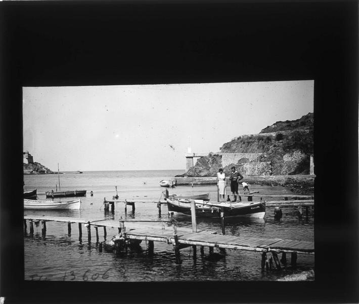 Barques amarrées dans l'anse Cristine et fortifications en arrière-plan, vue animée