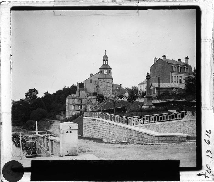 Ensemble depuis le pont sur l'Aire